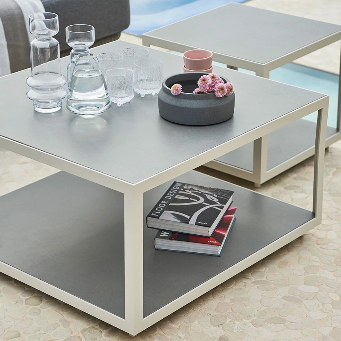 Cane-Line Level Beistelltisch 48x48cm Aluminium/Keramik Weiß/Light Grey 4 Cane-Line Level Beistelltisch 48x48cm Aluminium/Keramik Weiß/Light Grey – Bild 2