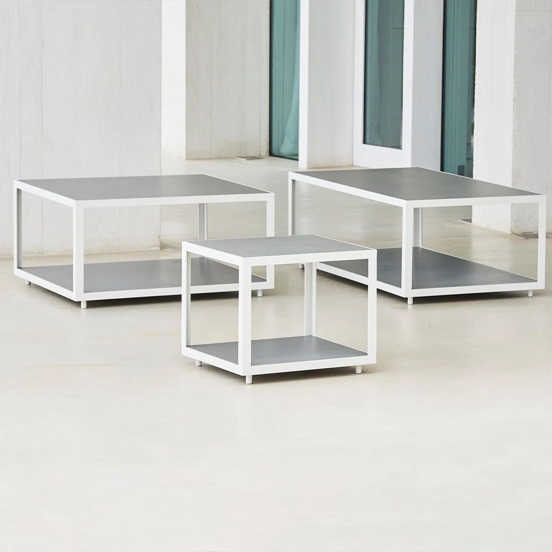 Cane-Line Level Beistelltisch 48x48cm Aluminium/Keramik Weiß/Light Grey 5 Cane-Line Level Beistelltisch 48x48cm Aluminium/Keramik Weiß/Light Grey – Bild 3