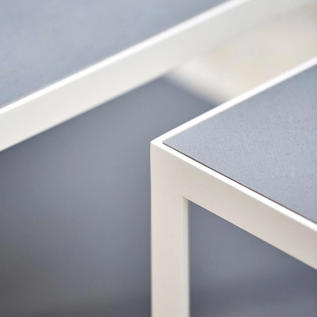 Cane-Line Level Beistelltisch 48x48cm Aluminium/Keramik Weiß/Light Grey 6 Cane-Line Level Beistelltisch 48x48cm Aluminium/Keramik Weiß/Light Grey – Bild 4